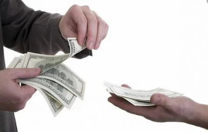 Giải mã giấc mơ được người lạ cho tiền
